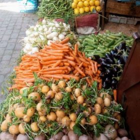 Etal de fruits et de legumes rue de Marrakech dans la médina