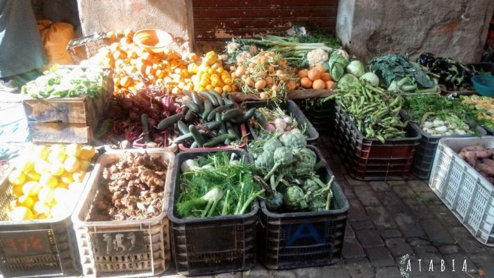 Vente dans la médina de Marrakech de légumes et fruits en étal