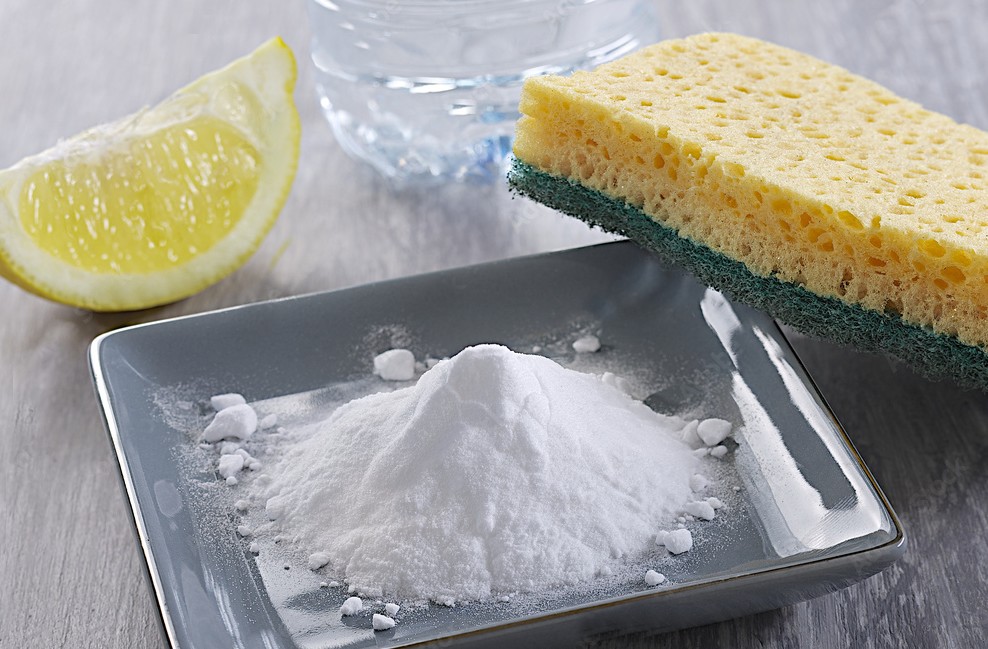 Bicarbonate et outils de nettoyage citron et éponge 